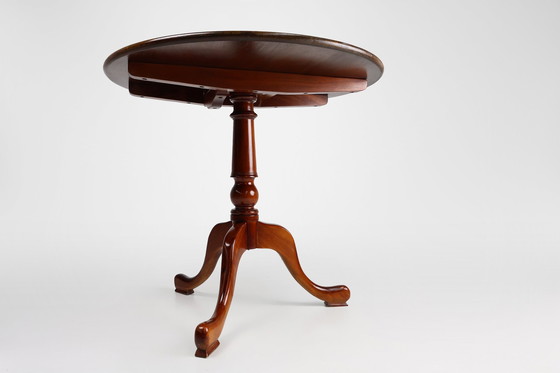 Image 1 of 20e Eeuwse Engelse ronde tafel met kantelblad in kersenhout, Uk