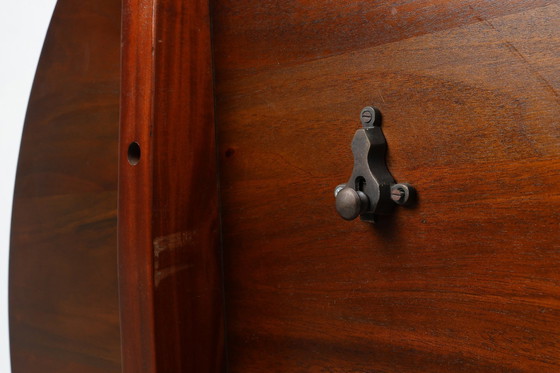 Image 1 of 20e Eeuwse Engelse ronde tafel met kantelblad in kersenhout, Uk