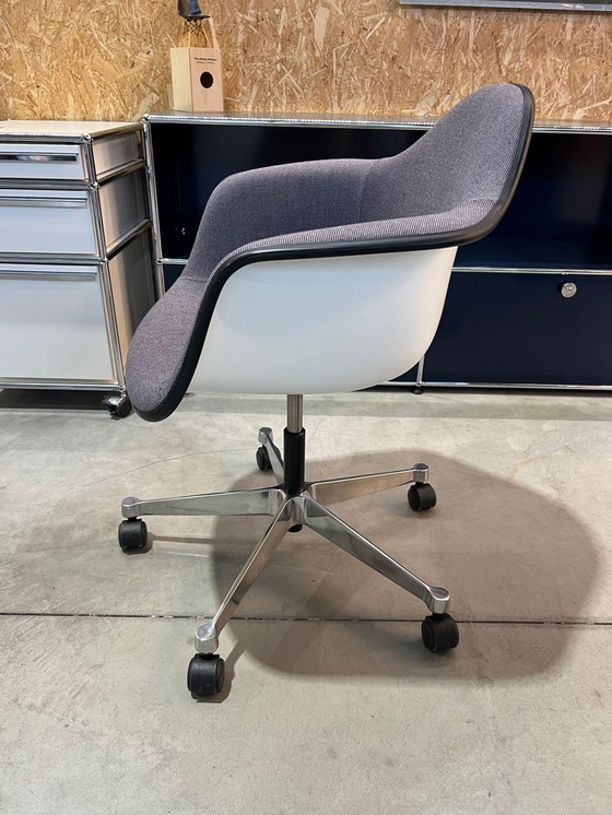 Image 1 of Vitra Eames Pacc Bureaustoel