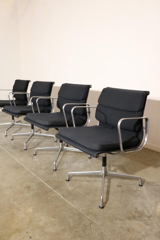 4 Charles En Ray Eames Voor Vitra Ea208 Stoelen 