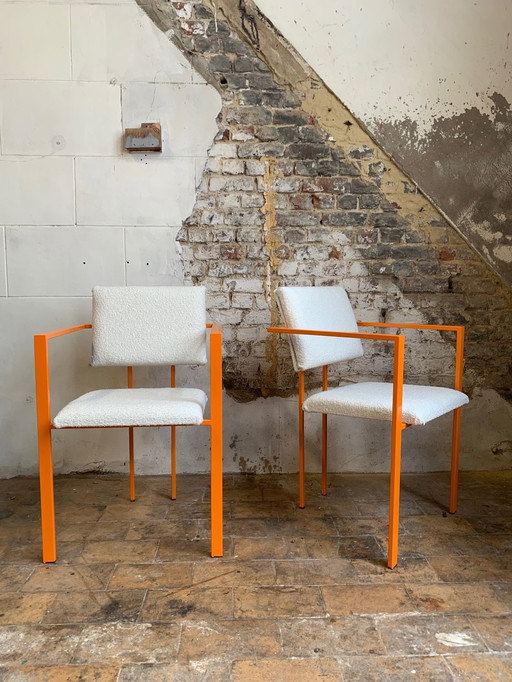 Paar postmoderne oranje fauteuils en boucléwol stof