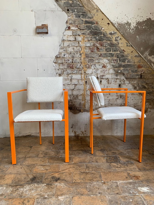 Paar postmoderne oranje fauteuils en boucléwol stof