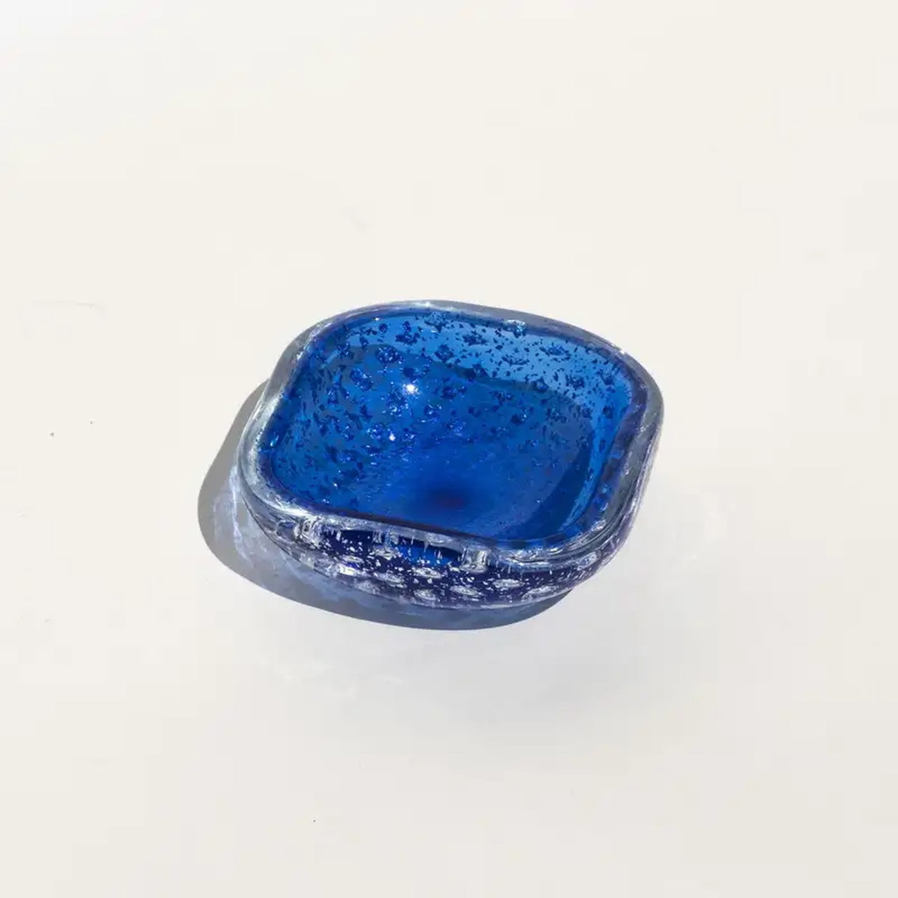 Vintage Murano schaal uit de jaren 60 in blauw muranoglas met zilveren metalen vlokken