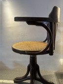 Vintage kapiteinsstoel met webbing zitting en draaibaar onderstel