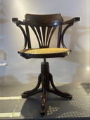 Vintage kapiteinsstoel met webbing zitting en draaibaar onderstel