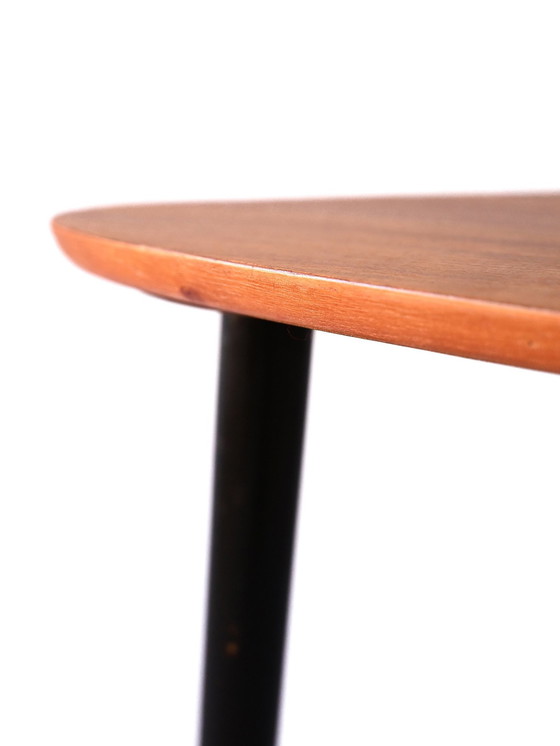 Image 1 of Scandinavische tafel met zwarte poten