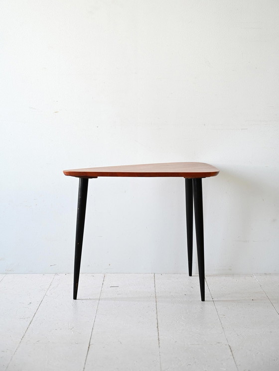 Image 1 of Scandinavische tafel met zwarte poten