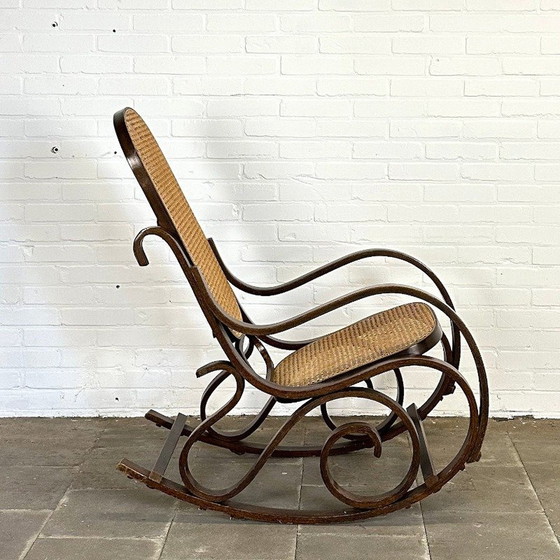 Image 1 of Vintage Thonet-stijl Schommelstoel bruin – Iconisch Design