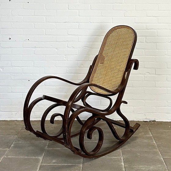 Image 1 of Vintage Thonet-stijl Schommelstoel bruin – Iconisch Design