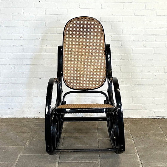 Image 1 of Vintage Thonet-stijl Schommelstoel bruin – Iconisch Design