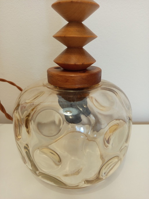 Gerenoveerde kleine Mid Century Retro lamp met licht amberkleurige kap