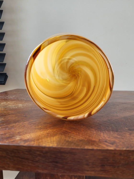 Image 1 of Crèmekleurige swirl vaas, handgeblazen