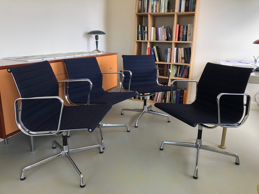 4X Vitra Eames Ea107 Conference Stoelen