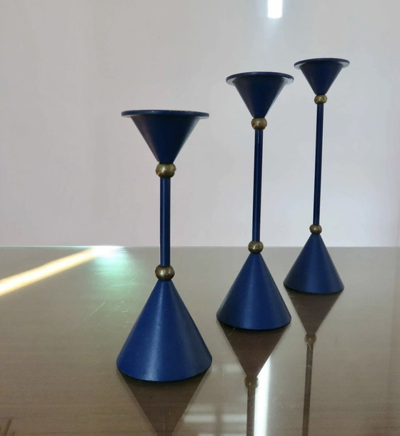 Image 1 of Scandinavisch, Modernistisch, Minimalistisch, Blauw Gelakt Metaal en Messing Kandelaars Mid Century 1960 1970