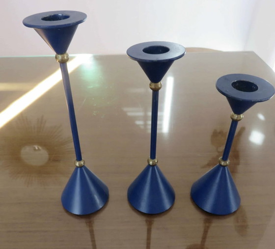 Image 1 of Scandinavisch, Modernistisch, Minimalistisch, Blauw Gelakt Metaal en Messing Kandelaars Mid Century 1960 1970