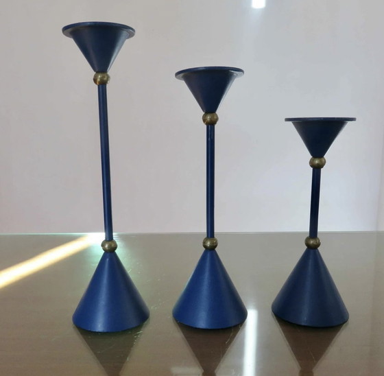 Image 1 of Scandinavisch, Modernistisch, Minimalistisch, Blauw Gelakt Metaal en Messing Kandelaars Mid Century 1960 1970