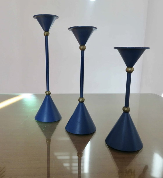 Image 1 of Scandinavisch, Modernistisch, Minimalistisch, Blauw Gelakt Metaal en Messing Kandelaars Mid Century 1960 1970