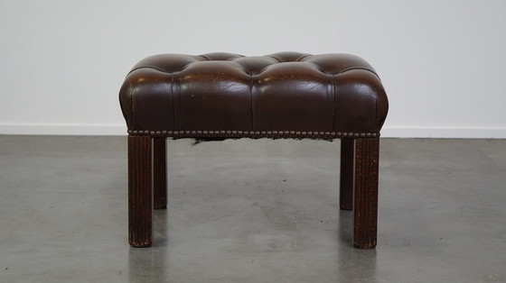 Image 1 of Donkerbruine Engelse rundleren chesterfield hocker 48×38