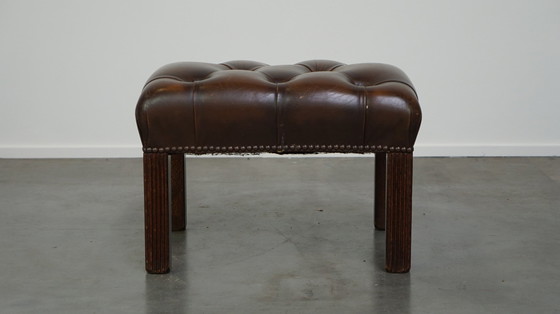 Image 1 of Donkerbruine Engelse rundleren chesterfield hocker 48×38