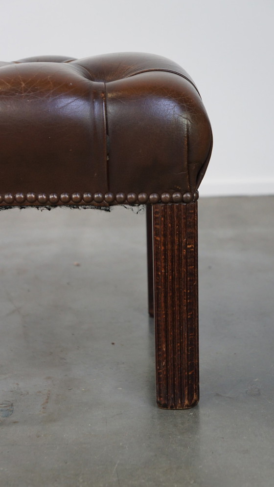 Image 1 of Donkerbruine Engelse rundleren chesterfield hocker 48×38