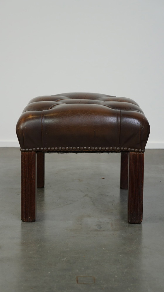 Image 1 of Donkerbruine Engelse rundleren chesterfield hocker 48×38