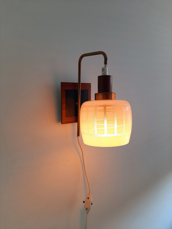 Image 1 of Vintage Wandlampje, Hout Met Glazen Kapje