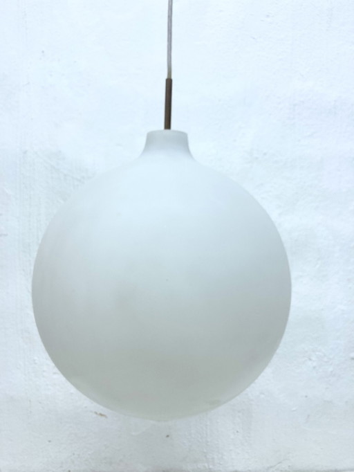 Louis Poulsen glazen hanglamp ontwerp Vilhelm Wohlert model Satellite