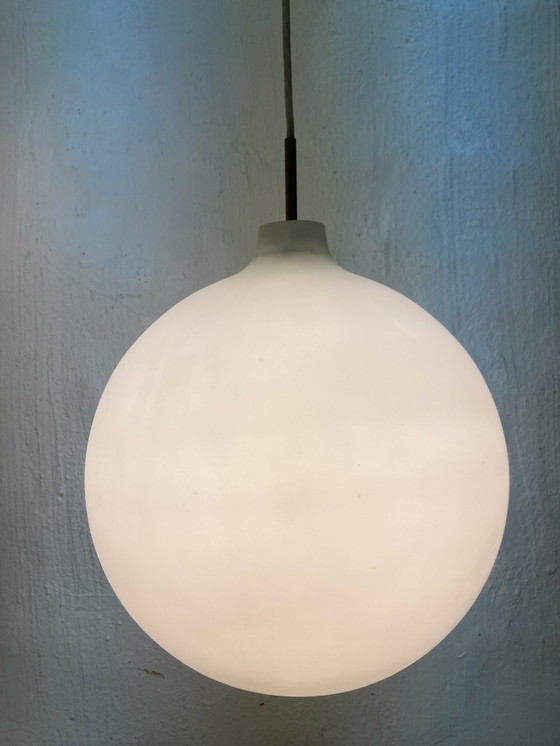 Image 1 of Louis Poulsen glazen hanglamp ontwerp Vilhelm Wohlert model Satellite