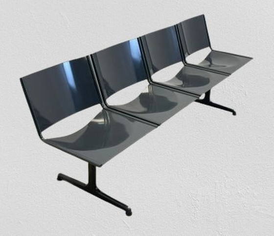 Image 1 of Artifort Wachtbanken