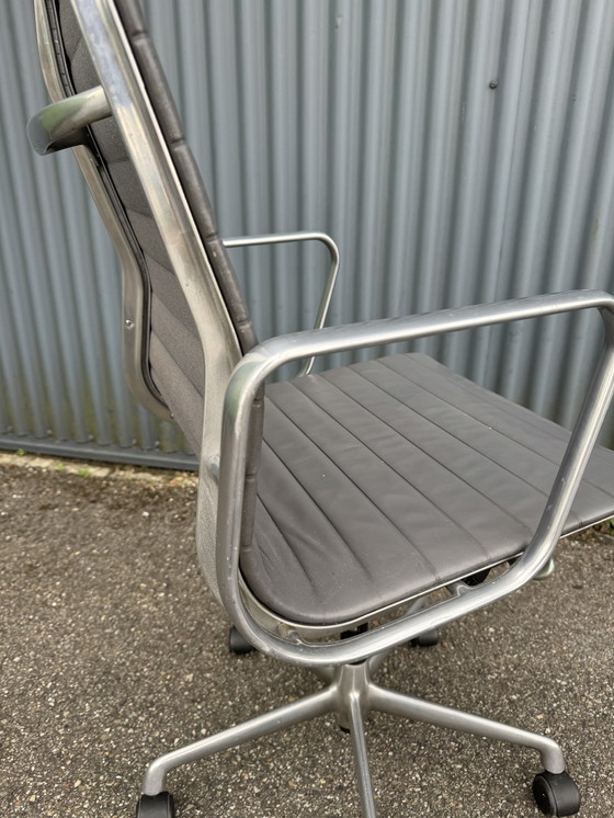 Image 1 of Vintage Vitra Eames EA119 bureaustoel grijs leder