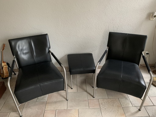 2x Bert Plantagie Class fauteuils met bijpassende hockers