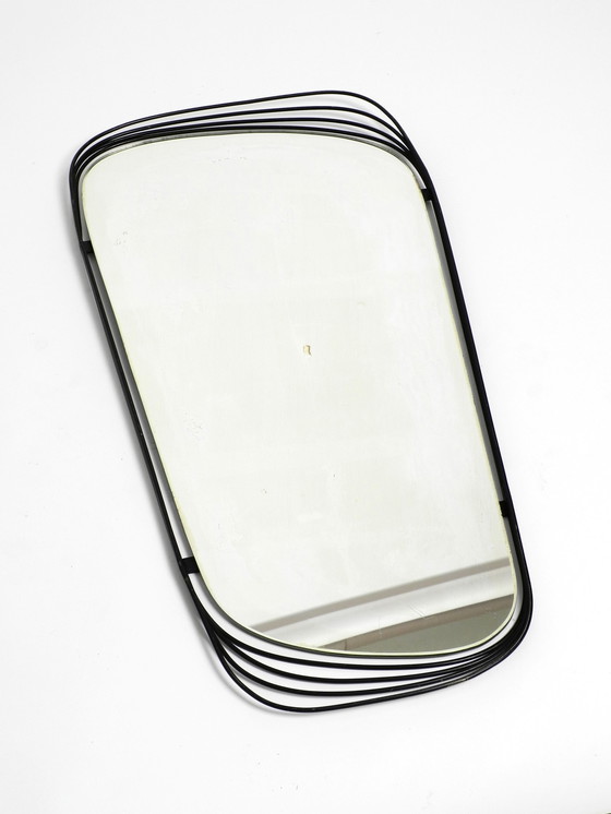 Image 1 of Mid Century Moderne wandspiegel met een zwarte abstracte metalen lijst