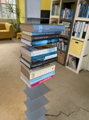 Boekenstandaard "Sapiens"Van Zero-Z Design , 202 Hoog Met Verlichting