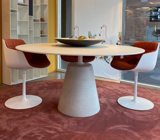 Mdf Italia Eettafel Rock Met 4 X Flow Slim Eetkamerstoelen