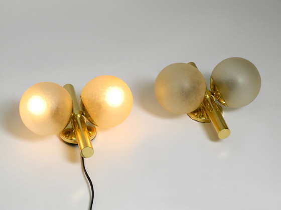 Image 1 of Paar prachtige en zeldzame 1960S Kaiser messing wandlampen met twee gouden glazen bollen