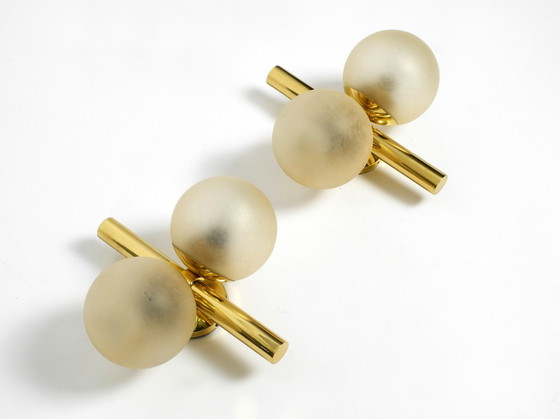 Image 1 of Paar prachtige en zeldzame 1960S Kaiser messing wandlampen met twee gouden glazen bollen