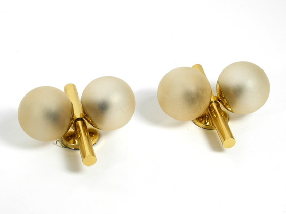 Image 1 of Paar prachtige en zeldzame 1960S Kaiser messing wandlampen met twee gouden glazen bollen