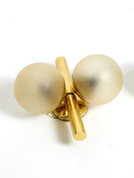 Image 1 of Paar prachtige en zeldzame 1960S Kaiser messing wandlampen met twee gouden glazen bollen