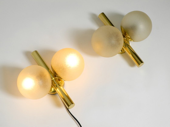 Image 1 of Paar prachtige en zeldzame 1960S Kaiser messing wandlampen met twee gouden glazen bollen