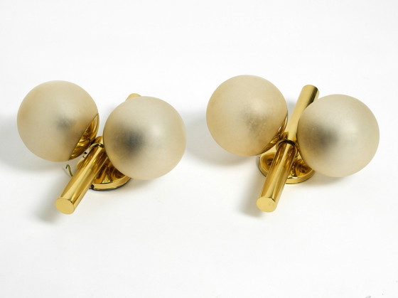 Image 1 of Paar prachtige en zeldzame 1960S Kaiser messing wandlampen met twee gouden glazen bollen