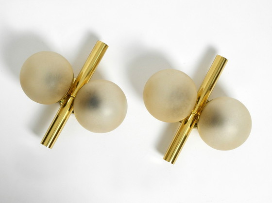 Image 1 of Paar prachtige en zeldzame 1960S Kaiser messing wandlampen met twee gouden glazen bollen