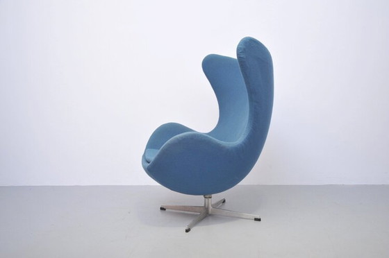 Image 1 of Arne Jacobsen Egg Stoel 1961 in benzine van Fritz Hansen