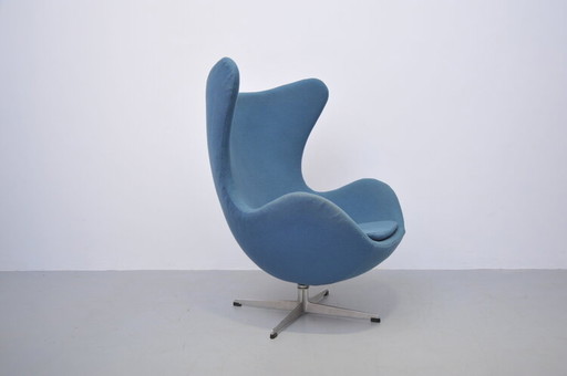 Arne Jacobsen Egg Stoel 1961 in benzine van Fritz Hansen