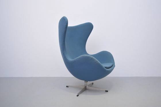 Image 1 of Arne Jacobsen Egg Stoel 1961 in benzine van Fritz Hansen