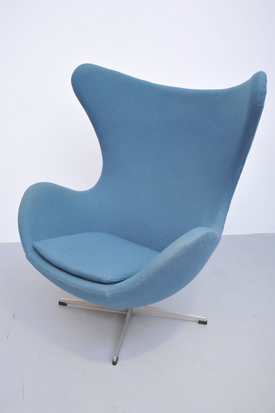 Image 1 of Arne Jacobsen Egg Stoel 1961 in benzine van Fritz Hansen