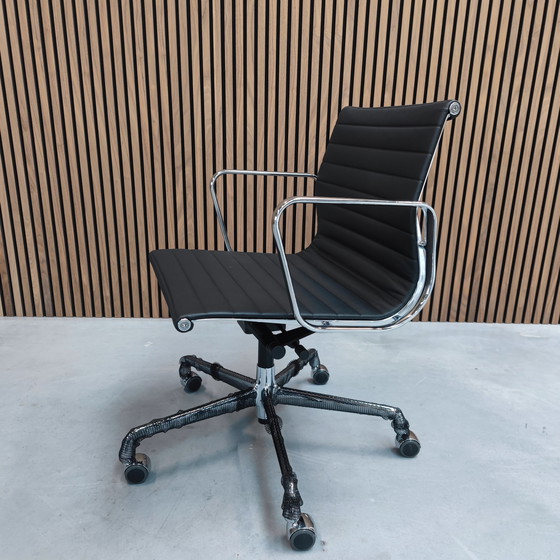 Image 1 of Vitra Eames EA 117