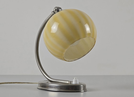 Image 1 of Vintage 1960S vernikkelde tafellamp met gestreepte glazen bolkap.