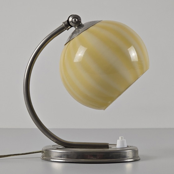 Image 1 of Vintage 1960S vernikkelde tafellamp met gestreepte glazen bolkap.