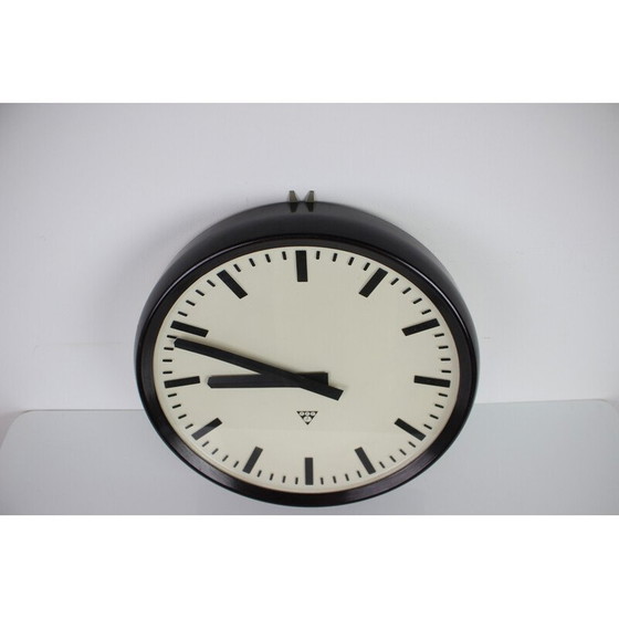 Image 1 of Vintage bakelieten en glazen wandklok van Pragotron, Tsjecho-Slowakije 1960