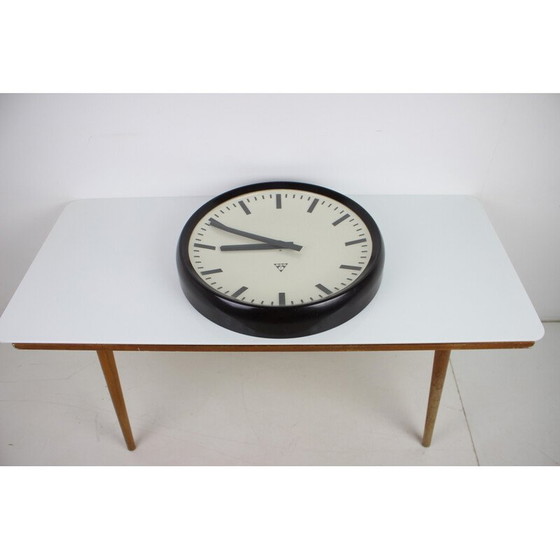 Image 1 of Vintage bakelieten en glazen wandklok van Pragotron, Tsjecho-Slowakije 1960